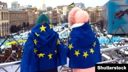 Європейські країни не хочуть повертати українських дітей через небезпеку, яка зберігається в Україні. На фото Діти з прапорами Євросоюзу на майдані Незалежності в Києві, 18 березня 2018 року