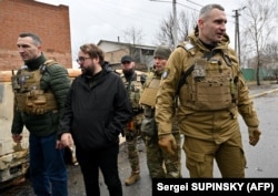 Міський голова Києва Віталій Кличко (праворуч) під час відвідин міста Бучі, яка 31 березня була звільнена від російських військових і в якій виявили кілька сотень вбитих цивільних людей. Буча, Київська область, 3 квітня 2022 року. Ліворуч на фото його брат Володимир Кличко