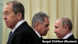 Зліва направо: два російські міністри – закордонних справ і оброни – Сергій Лавров і Сергій Шойгу та президент Росії Володимир Путін (архівне фото)
