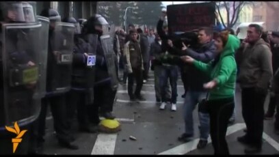 Втор ден од насилните протести во Тузла