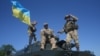Солдати НАТО (в центрі та праворуч) та солдат ЗСУ під час спільних навчань «Rapid Trident 2016» на Яворівському полігоні поблизу Львова, липень 2016 року
