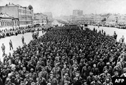 Другие пленные: немецкие военнослужащие, взятые в плен Красной армией и проведенные по улицам Москвы в сентябре 1944 года. Большинство немецких пленных вернулось на родину, последние - в середине 1950-х годов