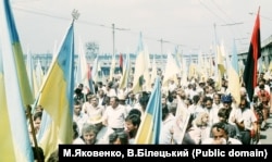Під час відзначення 500-ліття Запорозького козацтва. Велелюдна демонстрація по Запоріжжю. Учасники ходи несуть і червоно-чорні прапори, 5 серпня 1990 року