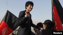 روح الله نیکپا تکواندو باز افغان که برای اولین بار از بازی‌های جهانی المپیک ۲۰۱۲ لندن برای افغانستان مدال کسب کرد.