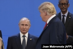 Президент США Дональд Трамп дивиться на президента Росії Володимира Путіна під час фото на саміті лідерів G20 в Аргентині. 30 листопада 2018 року