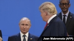 Президент США Дональд Трамп проходить повз президента Росії Володимира Путіна, коли учасники саміту «Групи двадцяти» готувалися до колективної фотографії. Аргентина, Буенос-Айресі, 30 листопада 2018 року