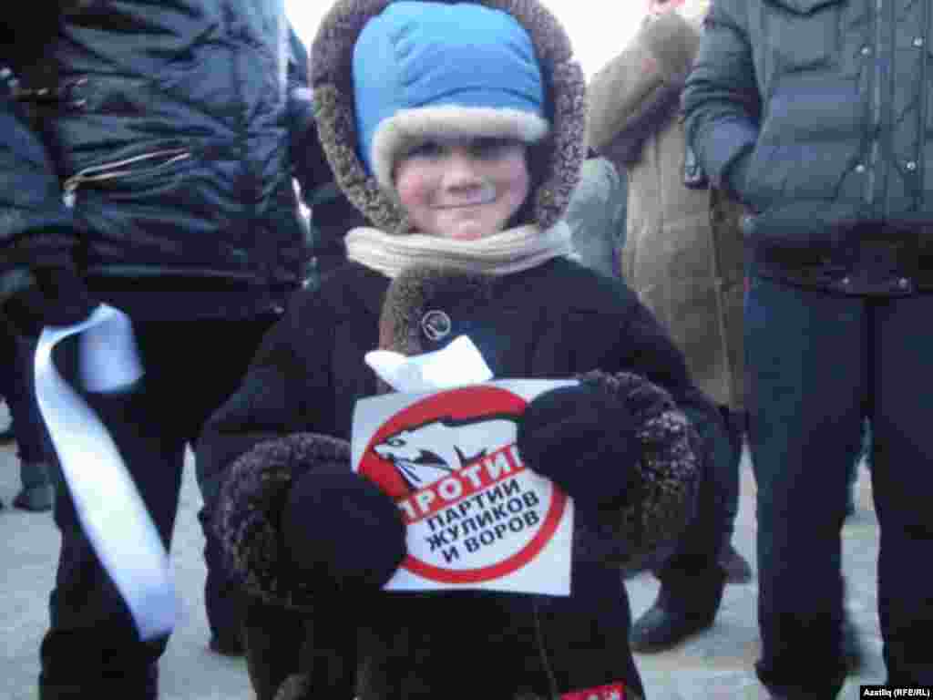 "Against the party of swindlers and thieves" is a common reference to the ruling United Russia party, with its bear logo.