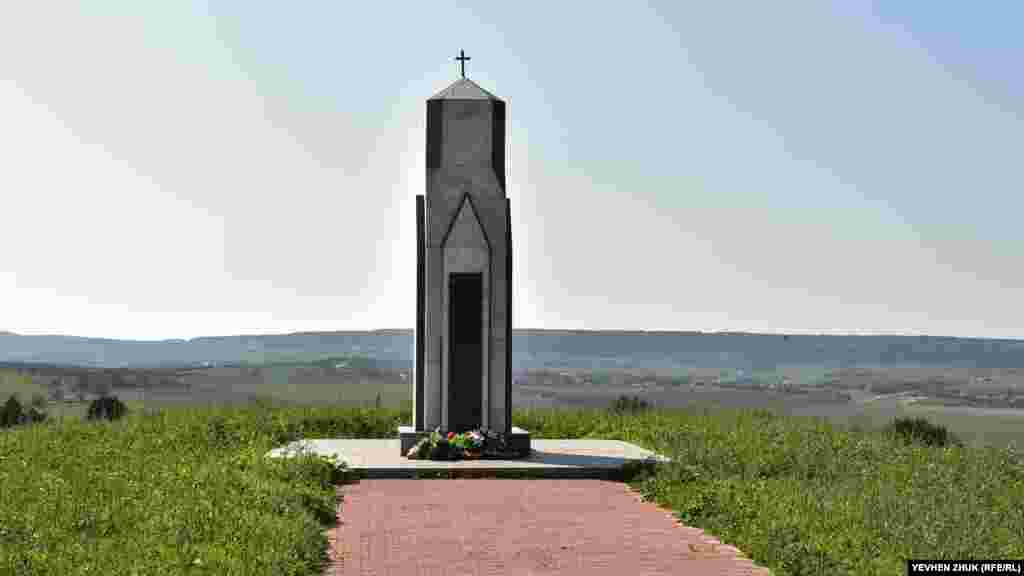 Пам'ятник біля підніжжя гори Гасфорта, поруч з місцем колишнього Італійського кладовища, на якому поховані загиблі воїни експедиційного корпусу Королівства Сардинія. Пам'ятник зведено у 2004 році 