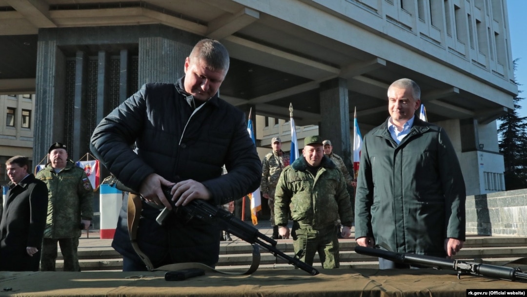 Нелегітимний «кримський» депутат Держдуми РФ Михайло Шеремет і російський глава Криму Сергій Аксьонов, 23 лютого 2020 року
