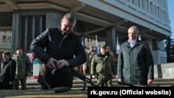 Депутат Держдуми Росії Михайло Шеремет з автоматом, 23 лютого 2020 року