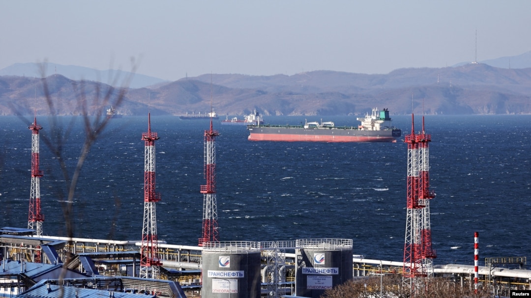 Нафтовий танкер Fuga Bluemarine поблизу порту Козьміно в Находкинській бухті, фото ілюстративне