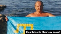 За його словами, 19 червня його дружину й півторарічного сина, які хотіли залишити Крим і перебратись до нього, на материкову Україну, не пропустили на адмінкордоні, пославшись на непорядок із документами