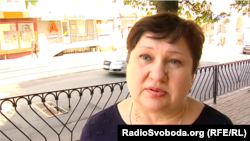 Жінка каже, що їй шкода, що так відбувається, але вона змушена думати про майбутнє своїх дітей