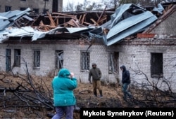 Біля місця російського удару ракетою «Орєшнік». Дніпро, 21 листопада 2024 року