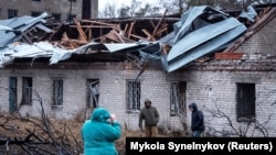 Місцеві мешканці біля місця російського удару ракетою «Орешник». Дніпро, 21 листопада 2024 року 