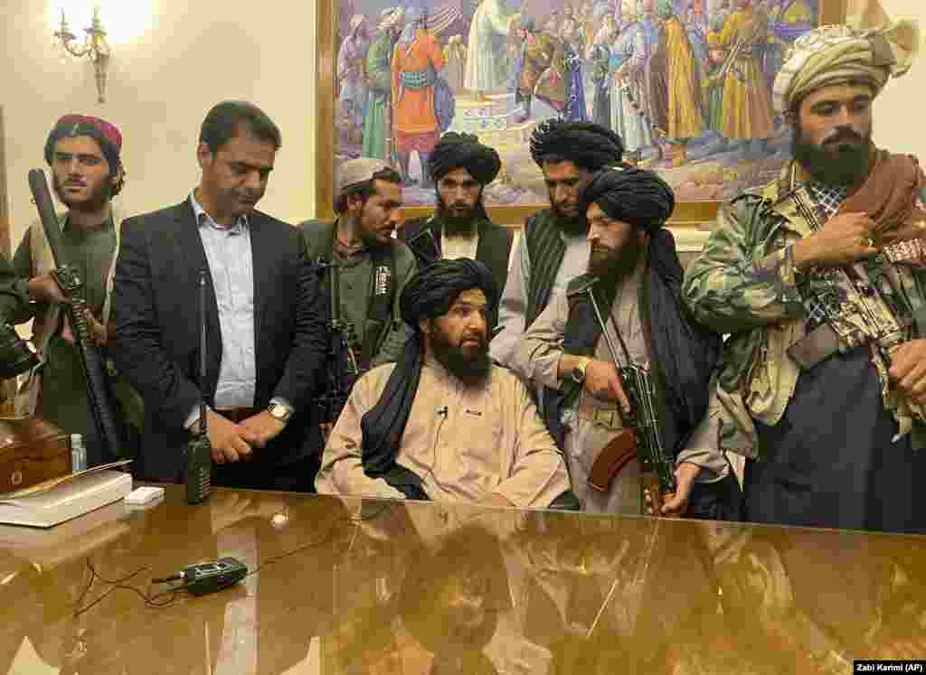 شام ۲۴ ماه اسد ۱۴۰۰، ساعاتی پس از آن&zwnj;که اشرف غنی رئیس جمهور وقت از افغانستان بیرون شد، شبکه خبری &laquo;الجزیره&raquo; تصاویری از برگشت طالبان به قدرت در افغانستان را منتشر کرد. این تصاویر از داخل قصر ریاست جمهوری افغانستان گرفته شده بود. شخصی&zwnj;که در چوکی رئیس جمهور غنی نشسته یکی از فرماندهان طالبان بود که بعداً در حمله&zwnj; به شفاخانه سردار داوود در کابل کشته شد. در دست راست، شخص ایستاده یکی از مسئولین قطعهٔ محافظت رئیس جمهور غنی بود که در هنگام تصرف ارگ از سوی جنگجویان طالبان، در آن&zwnj;جا حضور داشت. 