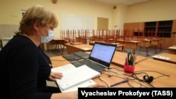 Раніше в МОЗ опублікували перелік професій, для яких вакцинація від коронавірусної інфекції нового типу є обов’язковою, туди потрапили і освітяни