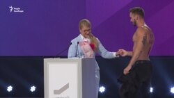 Піар чи провокація: чоловік оголив торс перед Тимошенко – відео