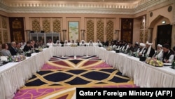 آرشیف، مذاکرات هیئت امریکایی با نماینده های گروه طالبان مسلح در دوحه پایتخت قطر.