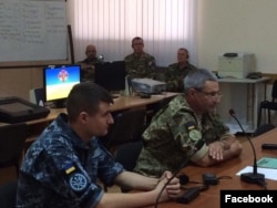 Головний старшина ВМС Павло Ручка (ліворуч) разом з командувачем Військово-морських сил віце-адміралом Ігорем Воронченком (праворуч). Фото з фейсбук-сторінки Павла Ручки
