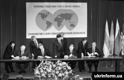 Президент Росії Борис Єльцин, президент США Білл Клінтон, президент України Леонід Кучма та прем'єр-міністр Великої Британії Джон Мейджор (зліва направо) під час підписання Будапештського меморандуму, 5 грудня 1994 року