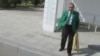 Köpçülikleýin çäresinden gelýän býujet işgäri.