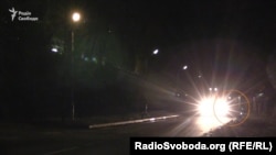 Авто з кортежу Медведчука покинуло маєток Порошенка, поке інше авто заважало журналістам