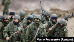 Російські спецпризначенці без опізнавальних знаків у Сімферополі. Пізніше президент Росії Путін прямо визнає цей факт. 5 березня 2014 року