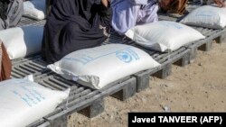 آرشیف - توزیع مواد غذایی برای خانواده های نیازمند از سوی برنامه جهانی غذا در افغانستان