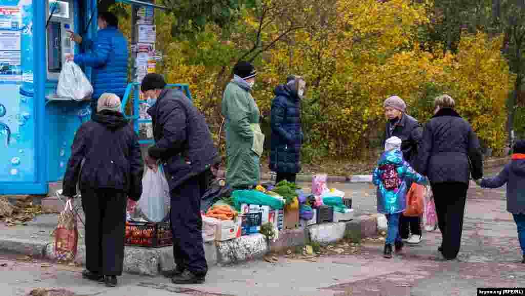 На стихійному ринку вулиці 60 років Жовтня. Влада Криму зобов'язала жителів віком від 65 років не залишати свої будинки в період із 25 жовтня до особливого розпорядження, за винятком випадків прямої загрози життю та здоров'ю та ще низки причин