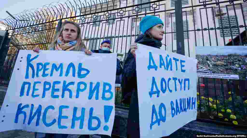 «На окупованих частинах Донецької та Луганської областей пандемія COVID-19 набрала катастрофічних масштабів. Вона відбувається на тлі критичної нестачі вакцин, медикаментів та навіть засобів дезінфекції. Російська Федерація не лише не намагається допомогти жителям ОРДЛО, а й відбирає в них чи не єдину можливість врятуватися, заблокувавши їм можливість виїхати на безпечні території України для вакцинації та лікування», – стверджують організатори акції
