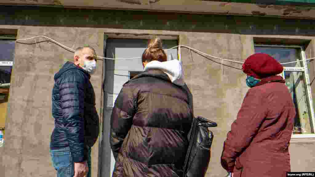 У приймальні патологоанатомічного відділення. Зростання смертності у зв'язку зі зростанням захворюваності на нову коронавірусну інфекцію в Криму спровокувало збільшення навантаження на всі відділення судово-медичної експертизи, патологоанатомічні відділення і морги, заявив днями міністр охорони здоров'я Костянтин Скорупський. За його словами, сьогодні опрацьовується варіант придбання модульного холодильного обладнання для відділення моргу на вулиці Річній у Сімферополі, щоб «розвантажити чинні та проводити зберігання померлих у належному стані»