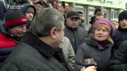 Protesters In Belarusian City Meet Regional Official, Call For Better Work Conditions