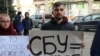 Денис Мацола (у центрі, з плакатом). Скріншот з відео