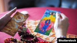 Prema analitičarima, broj Rusa koji su se upisali na online kurseve za "mistične tehnike" poput tarot karata bio je 20 puta veći u martu 2023. nego godinu dana ranije. (arhivska fotografija)