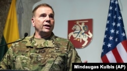 Годжес каже, що нинішні обмеження на здатність України використовувати зброю в по російських військових об’єктах є свідченням того, що США наразі не мають бачення того, що такі удари могли б змінити