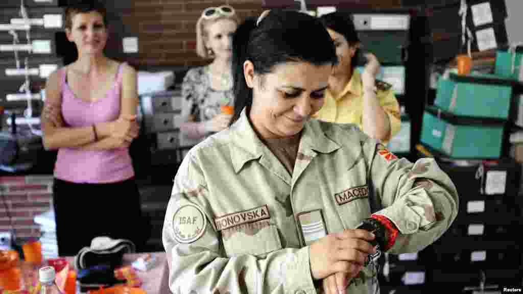 Makedonija - Vojnik Marjana Simonovska dobila je od prijatelja sat na oproštaju uoči njenog odlaska u Afganistan, Skopje, 8. juli 2012.