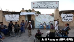تصویر آرشیف: تعدادی از معلولین که در برابر مرکز ارتوپیدیک هرات در انتظار دریافت کمک صف کشیده اند