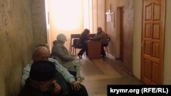 Aqmescitte Tair Smedlâyevniñ mahkemesini beklegen tuvğanları ve soyları