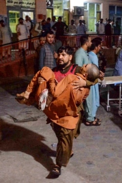 یو سړی په برید کې ژوبل کس روغتون ته رسوي