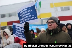Активіст із плакатом на підтримку своєї рідної мови комі