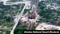 Сили ООС підривають міст між Сєвєродонецьком, над захопленням якого зосереджена російська армія, і окупованим Рубіжним 18 травня. Зараз ворог просунувся вже далі та намагається взяти захисників Сєвєродонецька в локальний котел