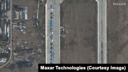 Російські бомбардувальники Су-34 на аеродромі Морозовськ, супутникова світлина, березень 2021 року