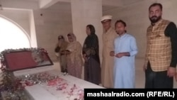 له پښتونخوا څخه ورغلیو ادیبانو د باچا خان پر قبر دوعا وکړه