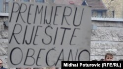 Protest ispred zgrade Parlamenta FBiH, Foto: Midhat Poturović