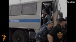 Hundreds Arrested In Moscow In Raids On Market Workers