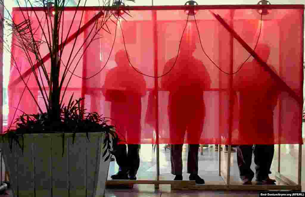 Police, self-defense groups, election observers, and officials of the Emergency Ministry were all on watch at polling stations.