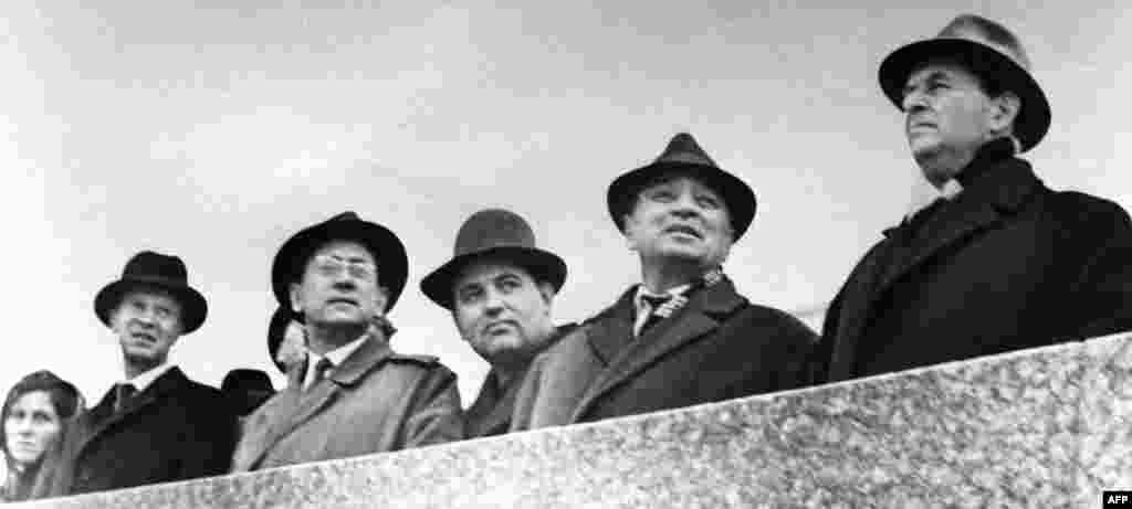 گورباچف (از طرف راست به چپ نفر سوم) در جشنی در استاوروپل در دهه 1960 انقلاب اکتبر. این کمونیست جوان به سرعت از صفوف حزب عبور کرد.