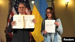 Юлия Свириденко и Скотт Бессент во время подписания между Украиной и США соглашения об экономическом партнерстве и создании Инвестиционного фонда восстановления, 30 апреля 2025 года