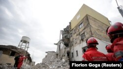 Spasioci ispred srušene zgrade u mestu Tumane u Albaniji, 27. novembar 2019.